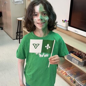 élève maquillé en vert et blanc, et habillé de ces couleurs pour la journée des franco-ontariens