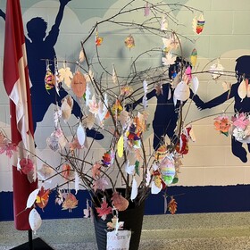 bricolage d'un arbre avec des vraies branches et les feuilles dessinées par les élèves